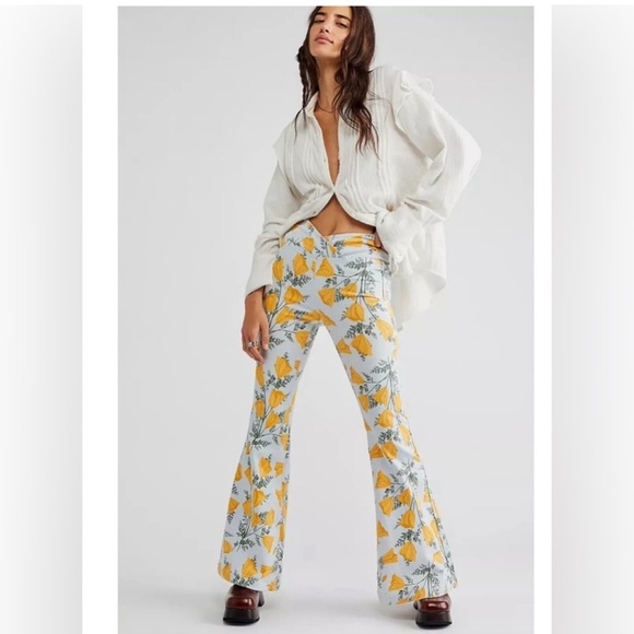 Free People Pants - Free People Venice Beach Printed Flare Jeans in Sky Combo Cali Poppies Size 24